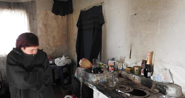 Под Запорожьем пятимесячный малыш умер в сарае, пока мама пила пиво у соседки