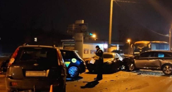 В Харькове столкнулись сразу шесть машин
