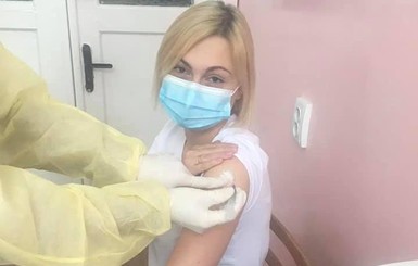 Замглавы фракции “Слуга народа” вакцинировалась от коронавируса в Чорткове