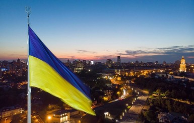 Самый большой флаг Украины снова приспустили