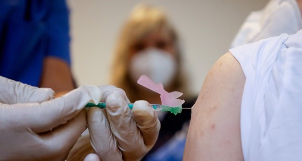 За сутки в Украине вакцинировали от коронавируса 3596 человек