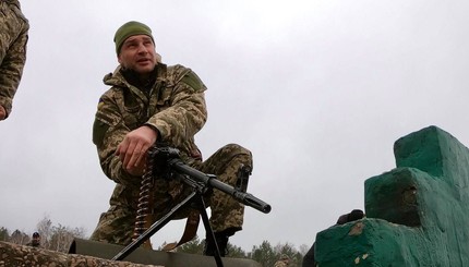 Мэр Киева Виталий Кличко лег под танк и бросил гранату
