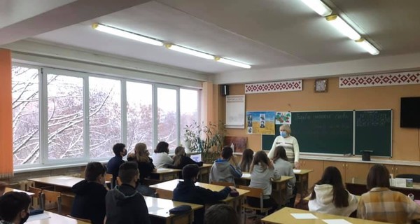 В школе Львова вела уроки учитель с подтвержденным коронавирусом