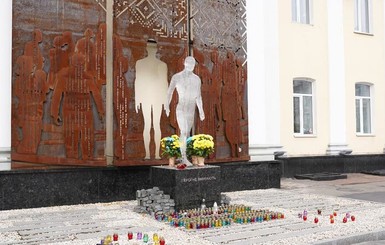 В Житомире вандал повредил памятник Героям Небесной сотни
