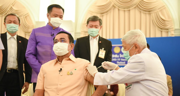 Премьер и члены кабинета министров Таиланда привились первой дозой вакцины AstraZeneca
