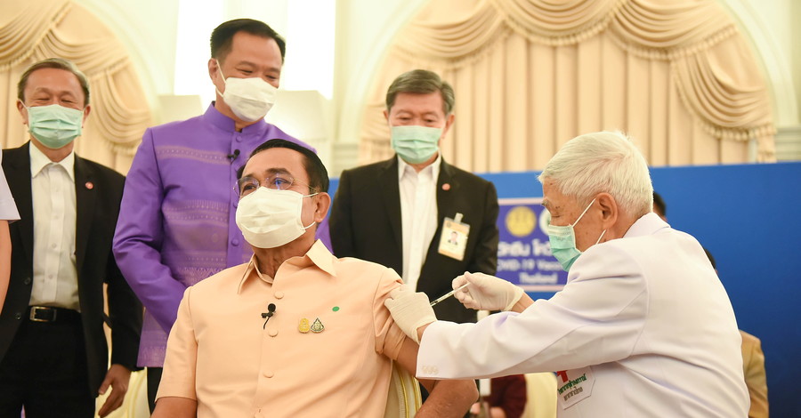Премьер и члены кабинета министров Таиланда привились первой дозой вакцины AstraZeneca