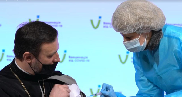 Религиозные лидеры Украины публично вакцинировались от коронавируса