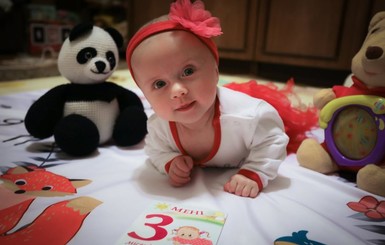Младшей дочери Олега Сенцова исполнилось три месяца. Мама рассказала о первом 