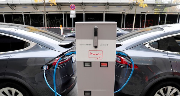 Нефть дорожает, а Tesla дешевеет: что происходит с рынком электромобилей в мире