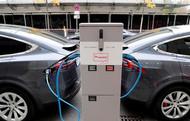 Нефть дорожает, а Tesla дешевеет: что происходит с рынком электромобилей в мире