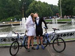 В Днепропетровске отпраздновали велосипедную свадьбу [ФОТО] 