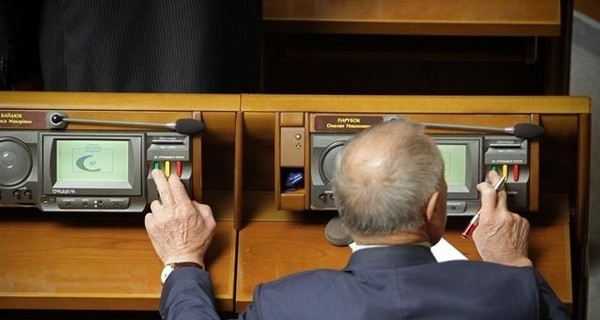Какие гаджеты помогают депутатам обмануть сенсорную кнопку