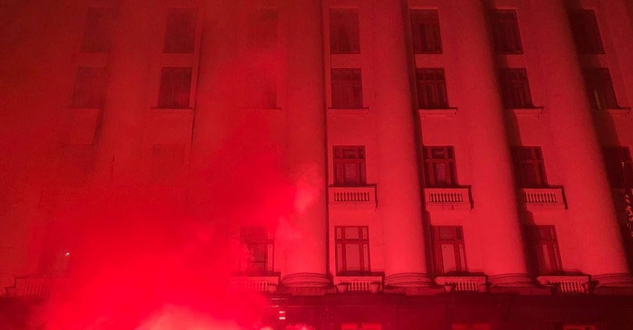 Сторонники Стерненко обрисовали фасад Офиса президента и выбили стекла