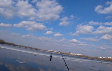 Киевский рыбак показал, как с помощью спиннинга спас ребенка на льдине
