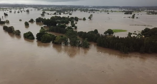 В Австралии сильнейшее с 1961 года наводнение, власти эвакуируют тысячи людей
