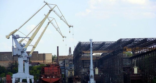 Николаевский судостроительный завод сбросил в реку Ингул непонятное вещество