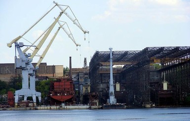 Николаевский судостроительный завод сбросил в реку Ингул непонятное вещество