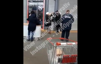 В Киеве уволили охранника супермаркета, который ударил в лицо женщину