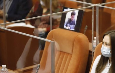 В Днепре заболевший коронавирусом депутат участвовал в сессии через планшет