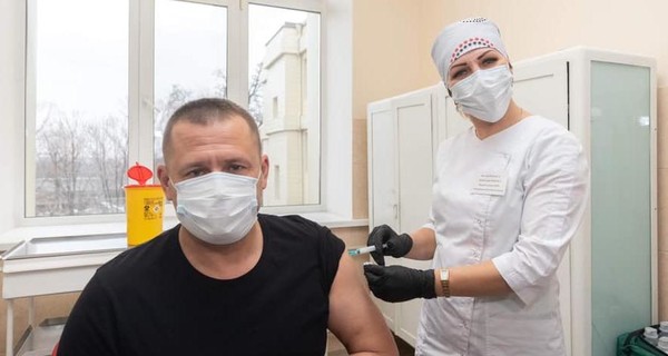 Борис Филатов вакцинировался от коронавируса и похвастался любовью медсестер