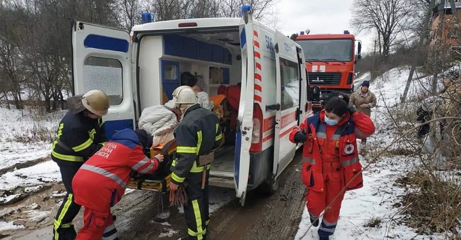 На Харьковщине спасатели и медики два километра несли парализованного мужчину на руках 