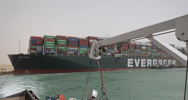 Суэцкий канал заблокирован: как это повлияет на мировую торговлю