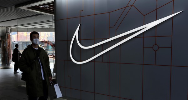 Китайцы массово сжигают кроссовки Nike из-за отказа использовать хлопок из Синьцзяна