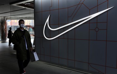 Китайцы массово сжигают кроссовки Nike из-за отказа использовать хлопок из Синьцзяна