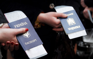 Донецкие о документах: Паспорта с трезубцем бережно хранятся даже у местных деятелей 