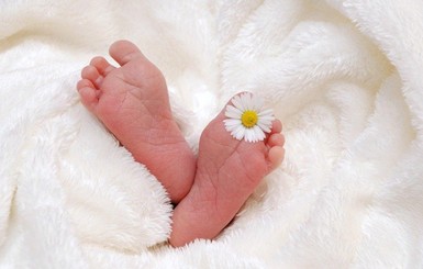 На Харьковщине спасли новорожденного, которого мать после родов выбросила в общественном туалете