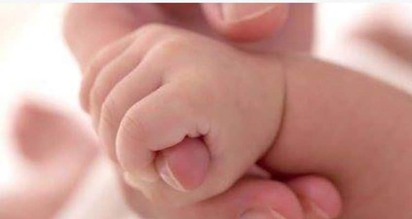 Спасение новорожденного из ямы в туалете на Харьковщине: фельдшер сорвал доски с пола и достал малыша 