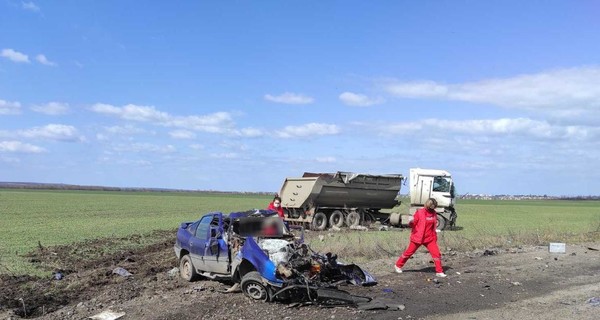 В Николаевской области грузовик столкнулся с такси, три человека погибли