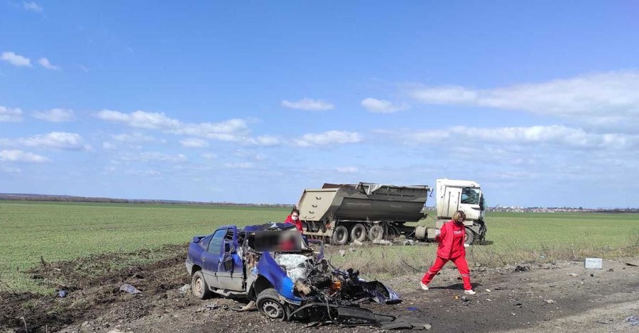 В Николаевской области грузовик столкнулся с такси, три человека погибли