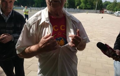 Во Львове мужчине дали срок за футболку с советской символикой