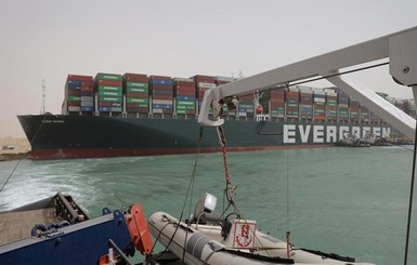 В Египте назвали причины севшего на мель судна, которое заблокировало Суэцкий канал