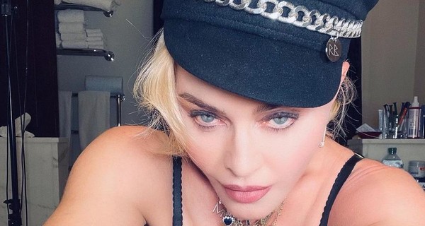 Мадонна опубликовала откровенные снимки в шляпе от украинского дизайнера