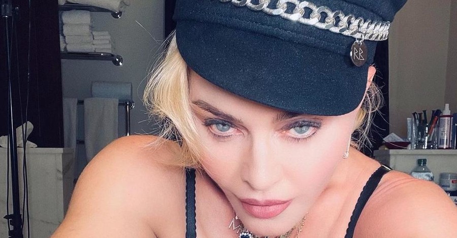 Мадонна опубликовала откровенные снимки в шляпе от украинского дизайнера