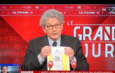Французский политик показал сертификат вакцинации, который ЕС будет использовать с лета