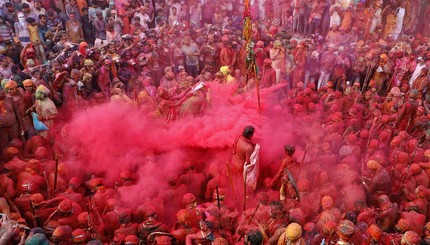 Краски весны: в Индии празднуют фестиваль Холи