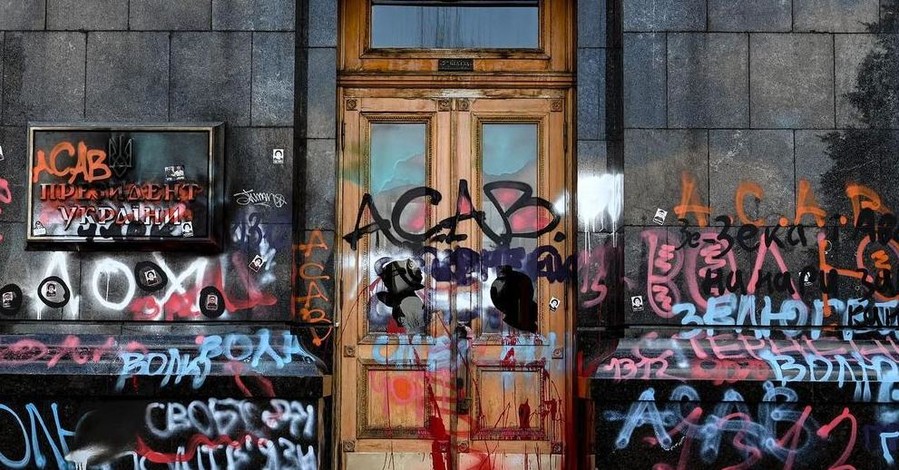 Мендель заявила, что двери Офиса президента - не объект искусства, и выставке их не продадут