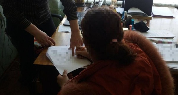 Женщине, выбросившей своего новорожденного сына в яму туалета, сообщили о подозрении