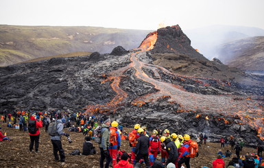 Делают селфи и жарят сосиски: в Исландии тысячи людей съезжаются к извергающемуся вулкану