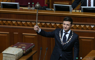 “Президентскую цепь” удлинил Янукович, а Зеленский отразил это в указе 