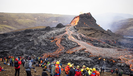 Делают селфи и жарят сосиски: в Исландии тысячи людей съезжаются к извергающемуся вулкану