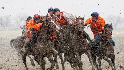 Кыргызские всадники принимают участие в региональных соревнованиях Кок-Бору