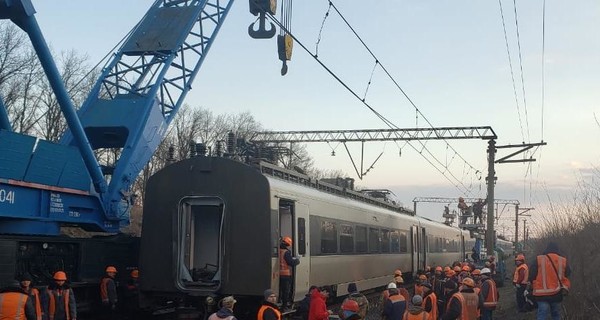 На Днепропетровщине подняли поезд, который сошел с рельсов