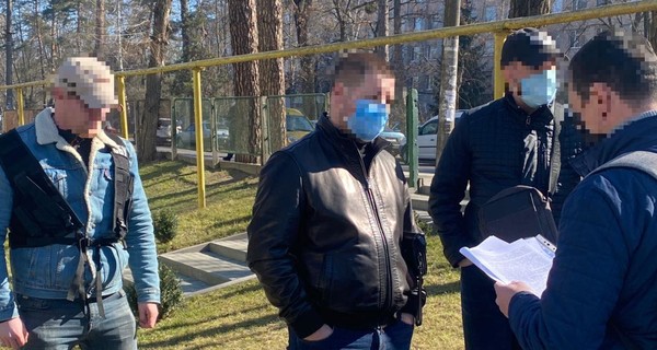 В Черкассах полицейский незаконно прослушивал телефоны украинцев 