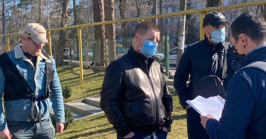 В Черкассах полицейский незаконно прослушивал телефоны украинцев 