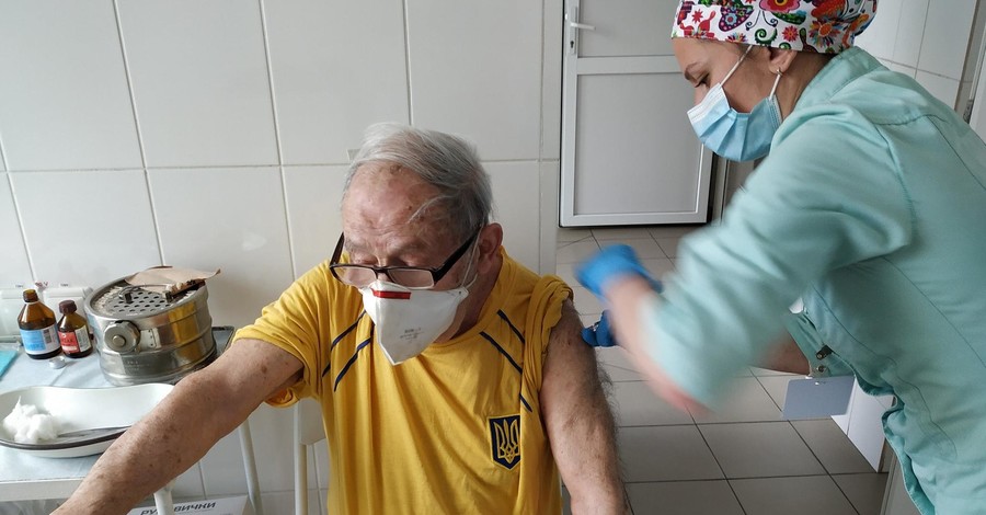 Кандидат на рекорд: в Украине сделали прививку от коронавируса 97-летнему харьковчанину