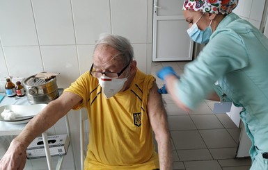 Кандидат на рекорд: в Украине сделали прививку от коронавируса 97-летнему харьковчанину